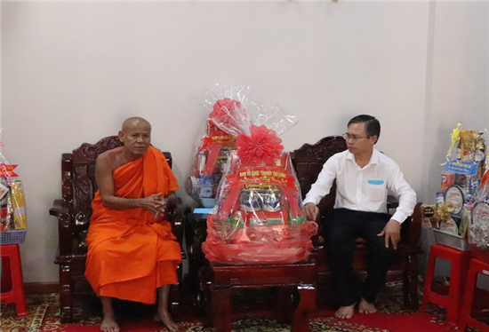 Trưởng Ban Tổ chức Tỉnh ủy Nguyễn Văn Hiếu: Thăm, tặng quà các chùa Khmer ở huyện Trà Cú