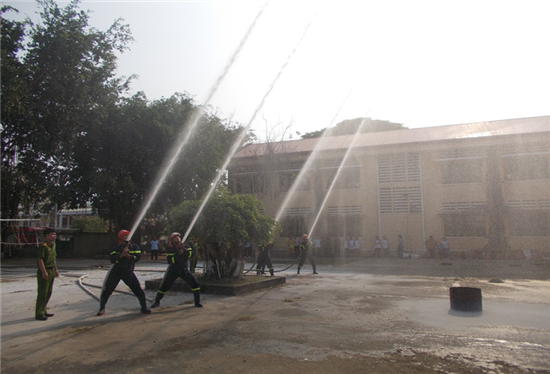 Thực tập phương án chữa cháy và cứu nạn, cứu hộ tại Trường Phổ thông dân tộc nội trú THCS và THPT huyện Trà Cú và Trung tâm Y tế huyện