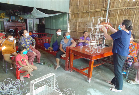 Xã Thanh Sơn: Khai giảng lớp dạy nghề đan dây nhựa trên khung sắt
